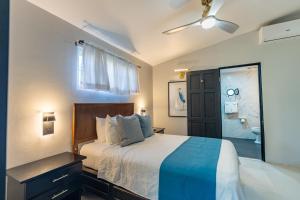 Rúm í herbergi á Travellers Beach Resort