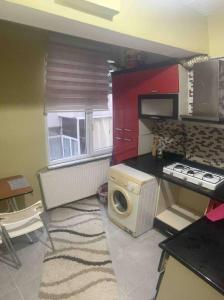 a kitchen with a washing machine and a microwave at Fatih Econo Apart in Istanbul