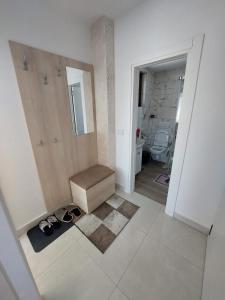 uma casa de banho com uma caixa num piso de azulejo em Apartman Stevanovic Zlatibor em Zlatibor