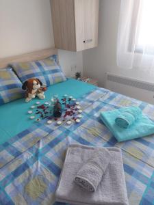 uma cama com um monte de garrafas e toalhas em Apartman Stevanovic Zlatibor em Zlatibor