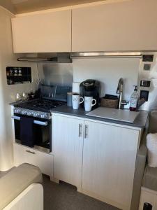 Η κουζίνα ή μικρή κουζίνα στο Airstream Alfresco