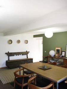 - une salle à manger avec une table et des chaises en bois dans l'établissement Casa Pero Soares, à Guarda