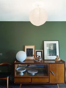 Cette chambre dispose d'une armoire en bois avec une lampe et des photos. dans l'établissement Casa Pero Soares, à Guarda
