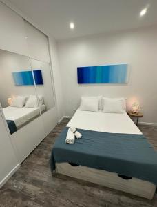 - une chambre avec un grand lit et un miroir dans l'établissement Near Monsanto W/ Barbecue, à Lisbonne