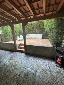 een kamer met een patio met een tafel en stoelen bij Near Monsanto W/ Barbecue in Lissabon
