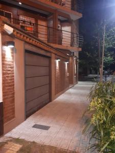 uma porta de garagem numa casa à noite em HOSTEL RESIDENCIAL SAENZ PEÑA em Sáenz Peña
