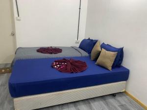 En eller flere senge i et værelse på Rashuthere Maldives