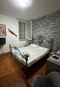 a bedroom with a bed and a brick wall at Casa al mare in Sardegna in Platamona