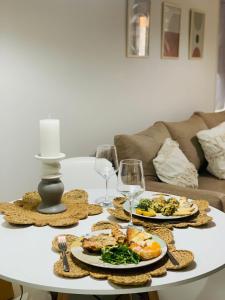 una mesa con platos de comida y copas de vino. en Cañada en Córdoba