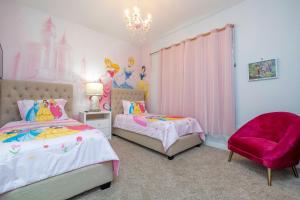 Dormitorio infantil con 2 camas y silla en Charming 4 bedroom house with Private Pool 1542 en Davenport
