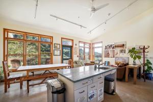 eine Küche und ein Wohnzimmer mit einem Tisch und Stühlen in der Unterkunft Limantour Lodge in Point Reyes Station