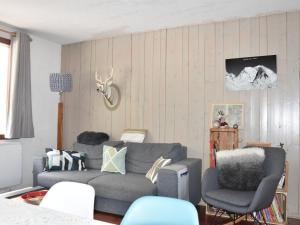 ein Wohnzimmer mit einem Sofa und 2 Stühlen in der Unterkunft Appartement Pralognan-la-Vanoise, 3 pièces, 6 personnes - FR-1-464-126 in Pralognan-la-Vanoise