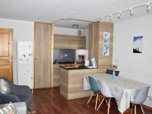 プラローニャン・ラ・ヴァノワーズにあるAppartement Pralognan-la-Vanoise, 3 pièces, 6 personnes - FR-1-464-126のキッチン、ダイニングルーム(テーブル、椅子付)