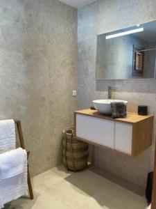 东方湾Orient Bay Villa Edenly的浴室里有洗手池和镜子 更多13张照片