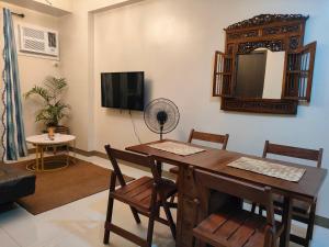 - une salle à manger avec une table, des chaises et un miroir dans l'établissement The Verdin at Maple Grove, à Cavite