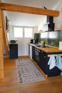 una cucina con lavello e fornello forno superiore di Ferienwohnung Heimbach Burgblick a Heimbach