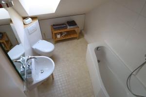 un piccolo bagno con un water e un lavandino di Ferienwohnung Heimbach Burgblick a Heimbach