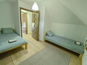 ein Zimmer mit zwei Betten und ein Flur mit einer Tür in der Unterkunft Од А до Ш in TrÅ¡iÄ‡