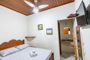 um quarto com uma cama e uma ventoinha de tecto em Pousada Cabeça do Indio - Trindade em Trindade