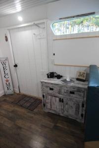 Una cocina o zona de cocina en NoZaDi classic horse trailer converted into a unique tiny home
