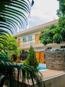 a house with a swimming pool in front of it at Hostal Los Arhuacos in Santa Marta
