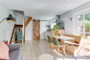 een woonkamer met een tafel en stoelen en een keuken bij The Forester Schoorl in Schoorl
