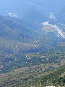 una vista aerea su un fiume e su una valle di VILA CANI a Tepelenë