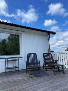 2 sillas y una mesa en una terraza en Villa Rosenfors, en Rosenfors