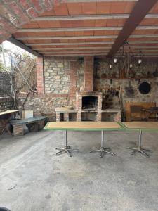 una mesa de ping pong frente a una pared de ladrillo en Masia Pau Prat, en Lliçà d'Amunt