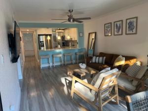 - un salon avec un canapé et une table dans l'établissement Serenity at Moon Bay!, à Key Largo