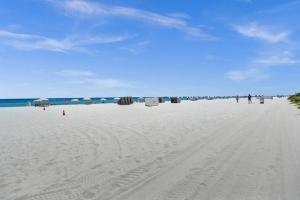 una playa con gente y sombrillas. en Modern Ocean View Condo Beach Service Unit 1206, en Miami Beach