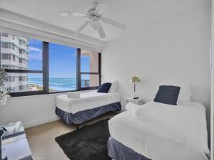 1 dormitorio con 2 camas y ventana grande en Modern Ocean View Condo Beach Service Unit 1206, en Miami Beach
