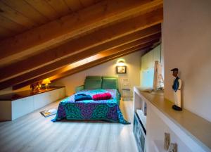 sypialnia z łóżkiem na poddaszu w obiekcie A Casa di Lidia 15 min dal Lago di Garda e Verona Centro Vicinissima Terme Acquardens w mieście Fumane