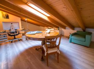 una camera con tavolo in legno e sedia verde di A Casa di Lidia 15 min dal Lago di Garda e Verona Centro Vicinissima Terme Acquardens a Fumane