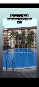 een billboard met een foto van een zwembad bij Homestay Anak Kito@Teluk Kemang Port Dickson in Port Dickson