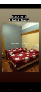 Een bed of bedden in een kamer bij Homestay Anak Kito@Teluk Kemang Port Dickson