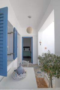 sala de estar con mesa y puerta azul en Alexandros Apartments, en Naousa