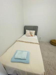 Bett in einem Zimmer mit blauer Decke in der Unterkunft Tarihi kent ev in Mardin
