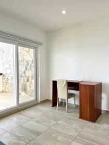una oficina vacía con escritorio y ventana en Condominio frente al mar Roatán, en Roatan