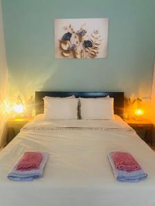 - une chambre avec un lit et 2 serviettes dans l'établissement Tarihi kent ev, à Mardin