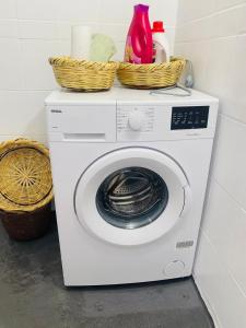 - un lave-linge avec deux paniers dans l'établissement Tarihi kent ev, à Mardin