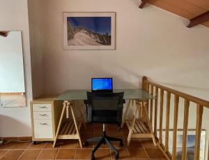 Un escritorio con una computadora portátil encima. en Balancon Medano, en El Médano 13 fotos más