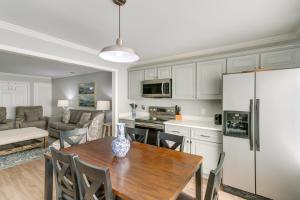 una cucina e un soggiorno con un tavolo e un frigorifero di 4 Mi to Beach St Simons Island Golf Course Condo a Harrington