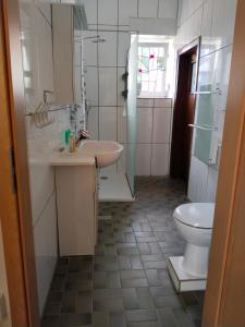 Ένα μπάνιο στο Ferien-u. Monteurwohnung ganze Unterkunft in Schieder- Schwalenberg