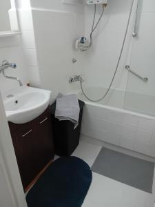 bagno bianco con lavandino e doccia di Apartament Rodzinny a Zakopane