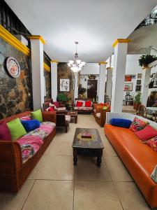 Sala de estar con sofás y mesa de centro en Las Catalinas Anton Panama, en Antón