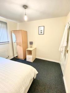 1 dormitorio con cama blanca y mesita de noche en Barons Place en Birmingham