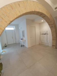 ローマにあるAlessandro Luxury Home Romeのアーチ型の広い客室です。