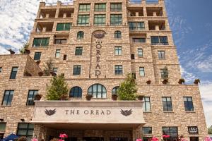 un grande edificio in mattoni con un cartello sopra di The Oread Lawrence, Tapestry Collection by Hilton a Lawrence