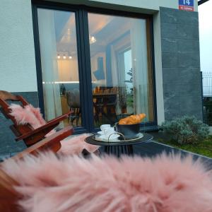 - une table avec une assiette de nourriture sur la terrasse dans l'établissement CHWILO TRWAJ - dom z kominkiem i pięknym widokiem na góry, à Korbielów